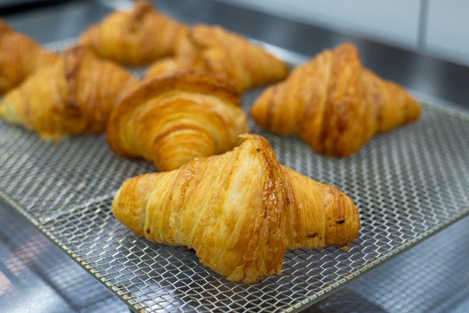 Čerstvo upečené maslové croissanty