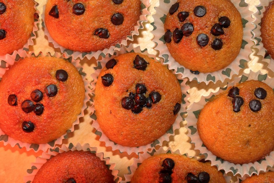 Sladké muffiny na pulte pekárne